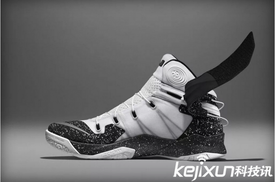 残障人士福音 耐克新技术让单手穿鞋成为可能