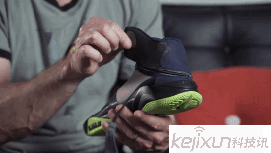 残障人士福音 耐克新技术让单手穿鞋成为可能